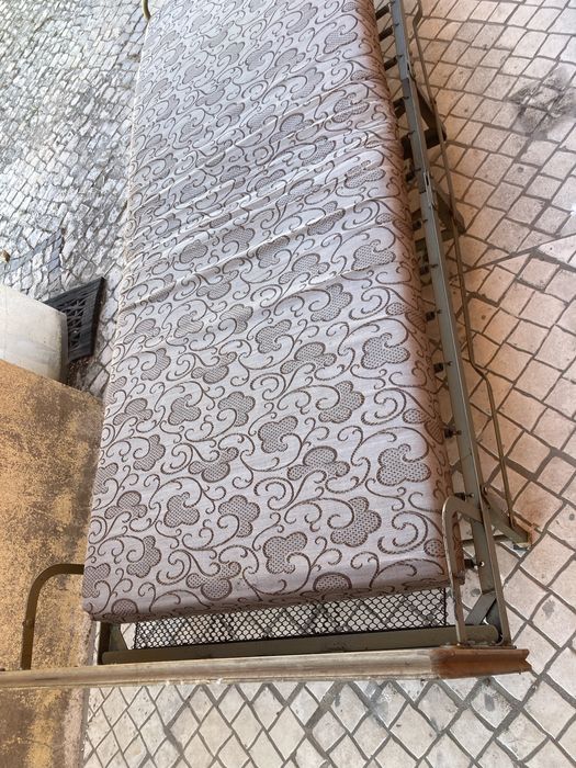Divã cama de solteiro com colchão em bom estado