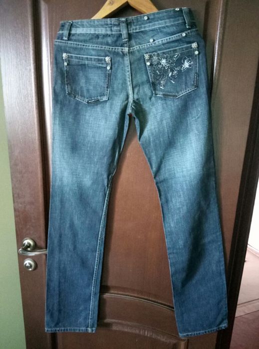 Продам классические женские новые джинсы цвета аквамарин. Недорого！