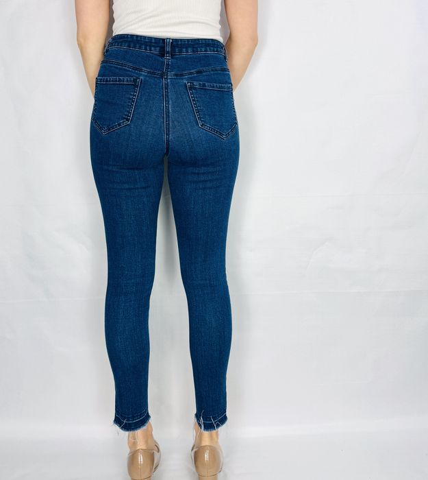 Granatowe jeansy z postrzępionymi nogawkami S 36