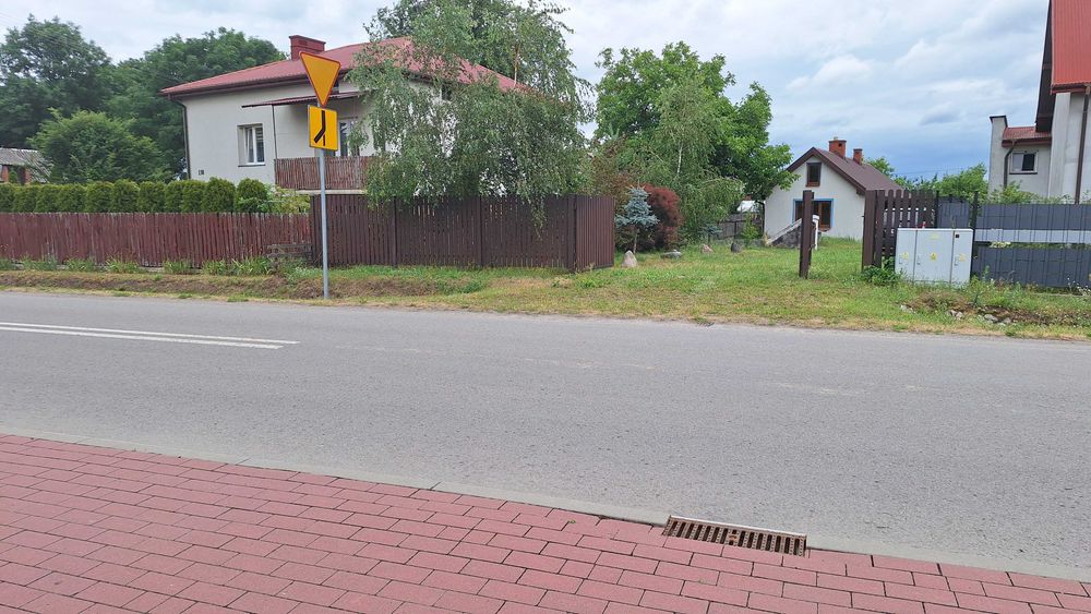 Sprzedam działkę z domem do remontu.