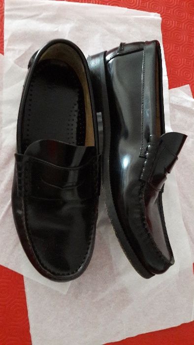 Par de Sapatos Novos em Pele Genuína - tam40