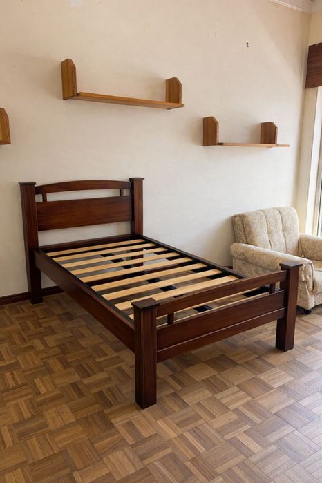 Cama de solteiro e casal com estrado mesa de cabeceira e comoda