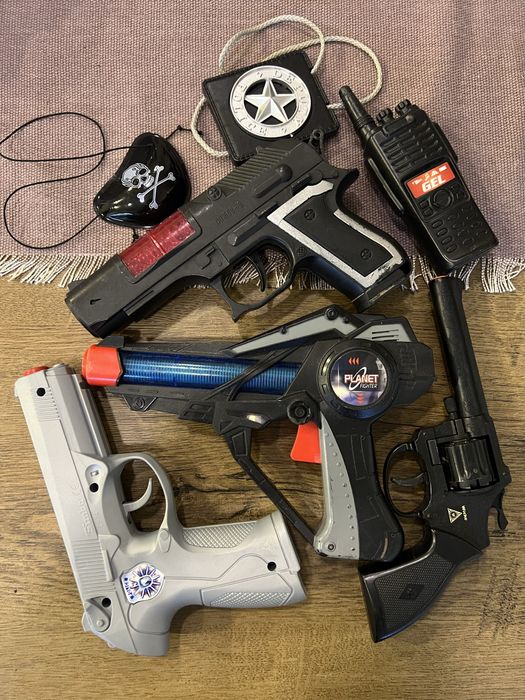 Набір іграшкових пістолетів