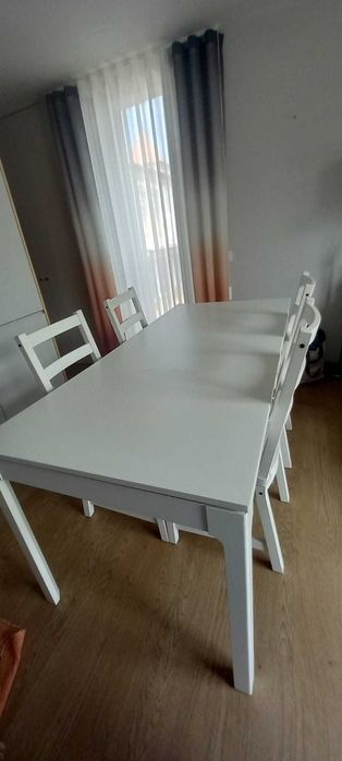 Conjunto de Jantar IKEA: Mesa Extensível + 4 Cadeiras (Branco)