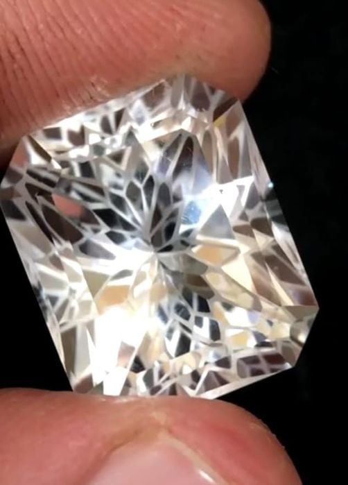 Quartzo Natural 21 Cts - Lapidação "Flor" - Gema Gigante