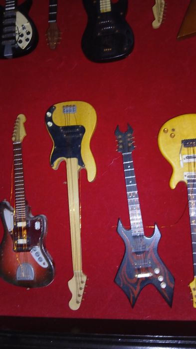 Colecao 12 guitarra baixo  minitura por 120 €