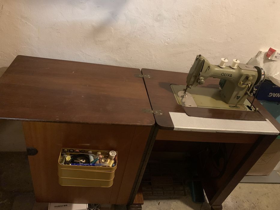 Maquina de Costura Oliva c/ movel