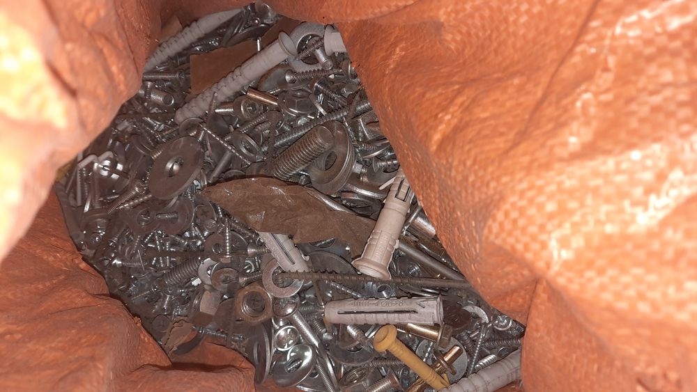 Саморезы,шурупы,болты,гайки насыпью