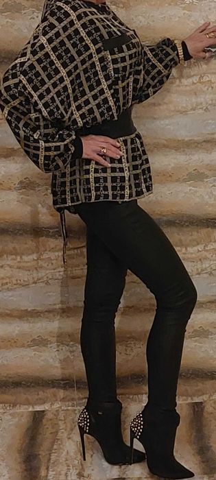 Bardzo efektowna insygnowana koszula z ozdobnym skórzanym pasem