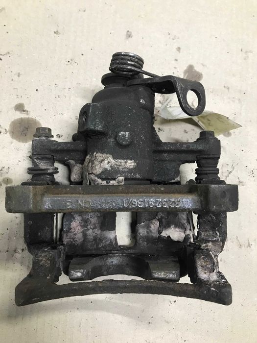 Суппорт Супорт задній ПРАВИЙ Volkswagen Transporter T5.