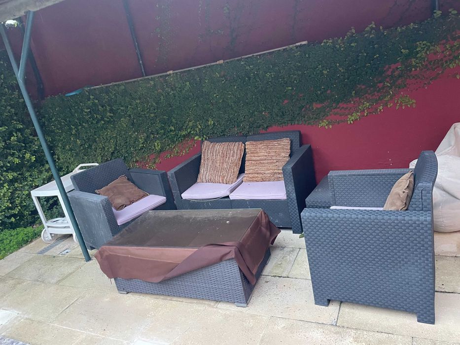 Cojunto móveis de exterior - 1 sofá, 2 mesas e 2 cadeirões