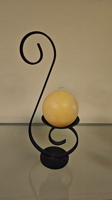 Castiçais em ferro com velas