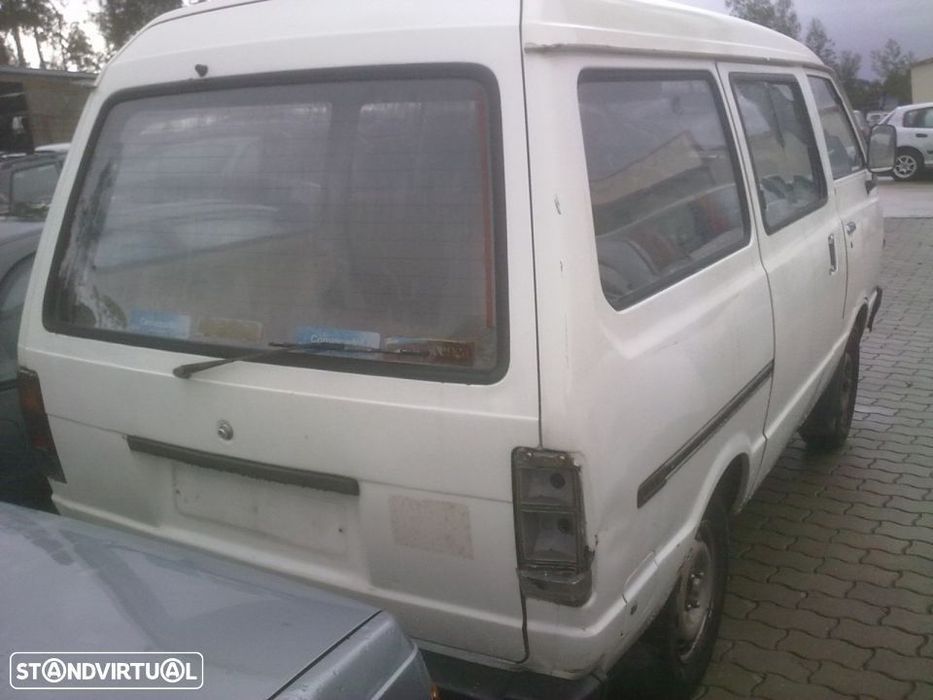 Traseira / Frente /Interior Nissan Vannete 89