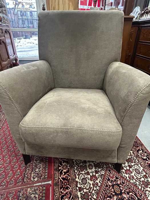 Stylowy fotel tapicerowany –  stan idealny