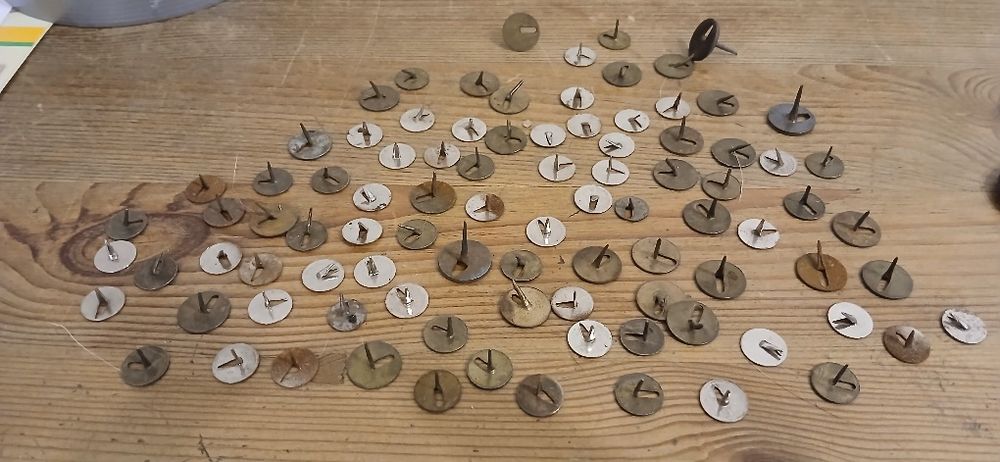 Stare pinezki,gwoździe tapicerskie, szewskie, kaletnicze.