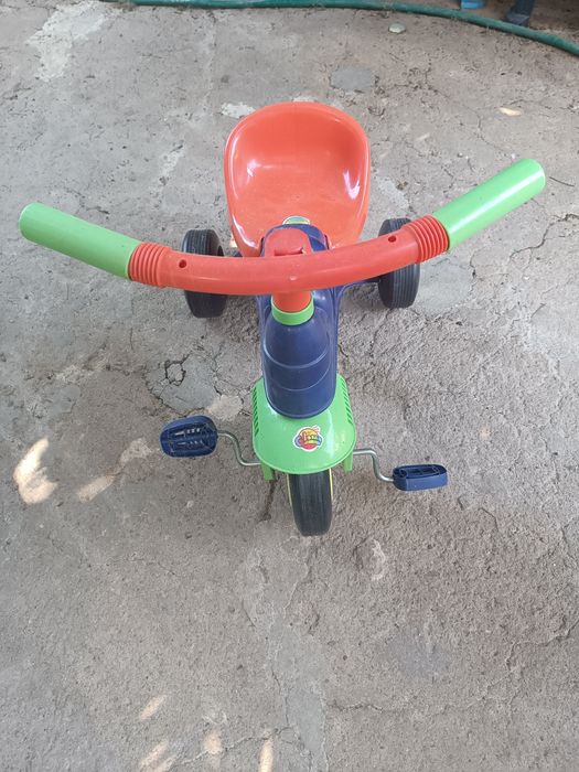 Triciclo, em plástico duro