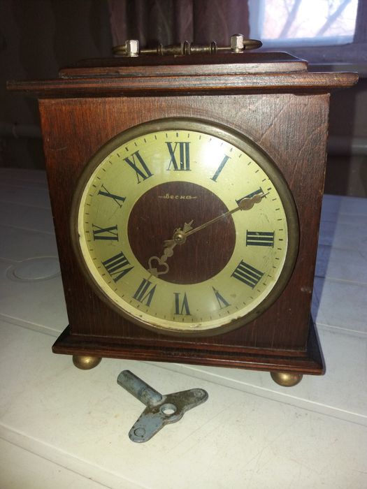 Старинные механические настольные часы.