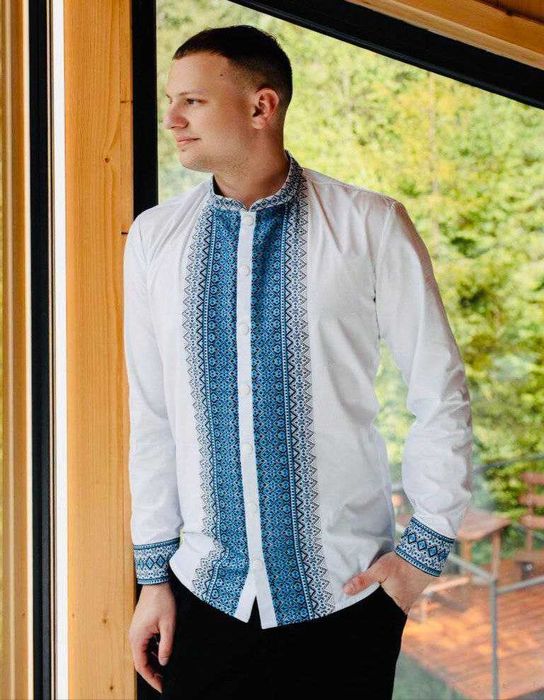 Сукня корсетна на білій основі. Червоний, синій та чорний на білому.