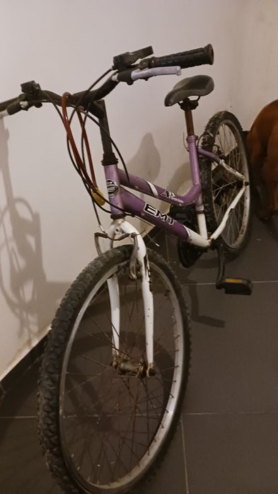 Bicicleta roxa e branca como nova