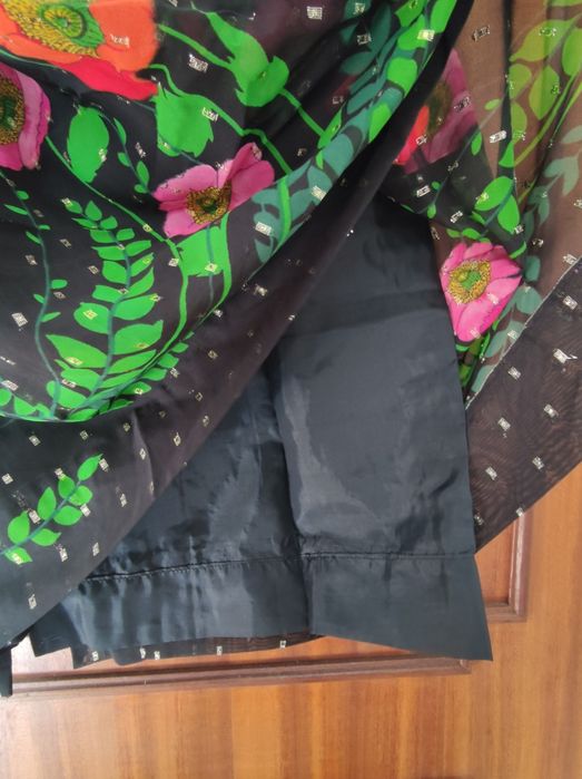 Saia preta às flores comprida