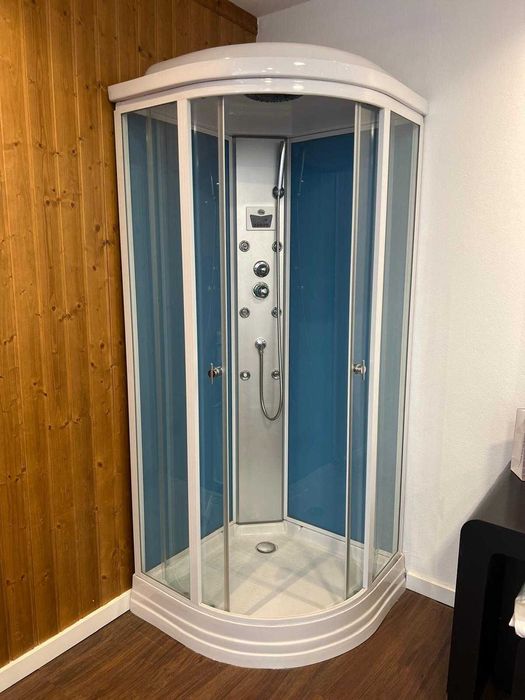 Cabine de Duche em quarto de círculo completa com Hidromassagem e música