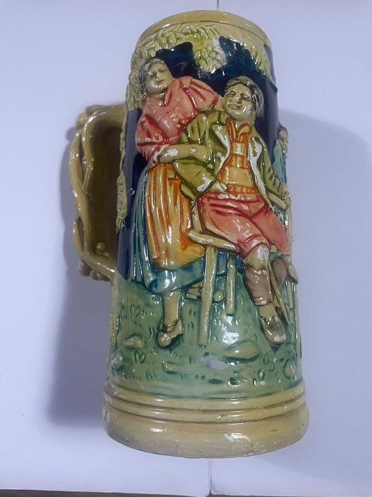 Jarro em louça policromático retratando cena de vivência em bar