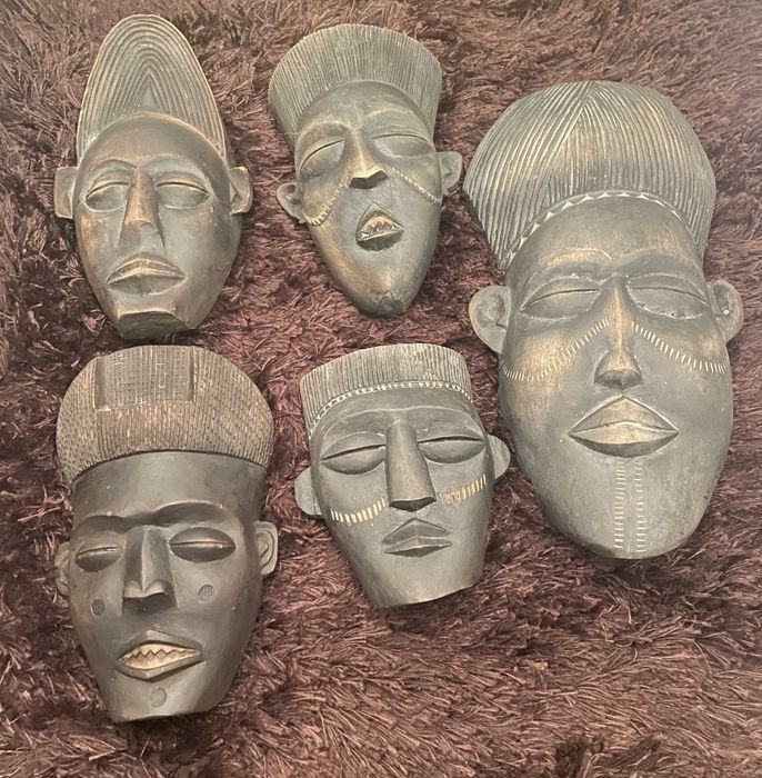 Conjunto de 5 mascaras Africanas vintage, peças artesanais esculpidas em madeira