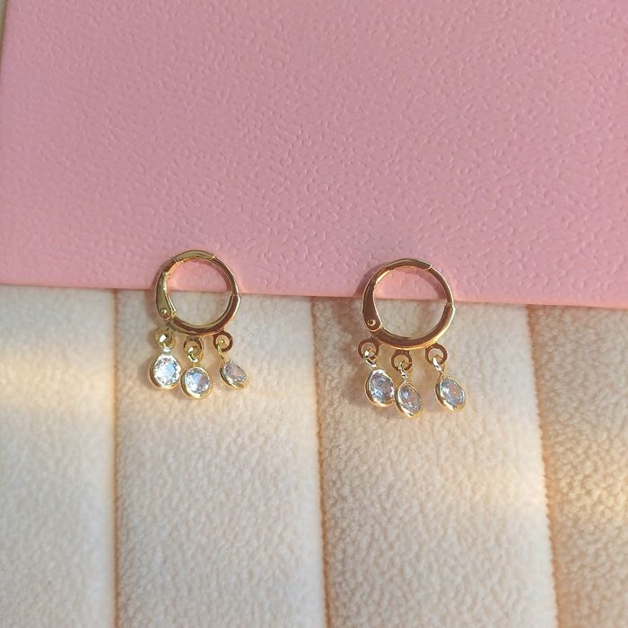 Brinco delicado com 3 zirconias banhada a ouro com fecho prático