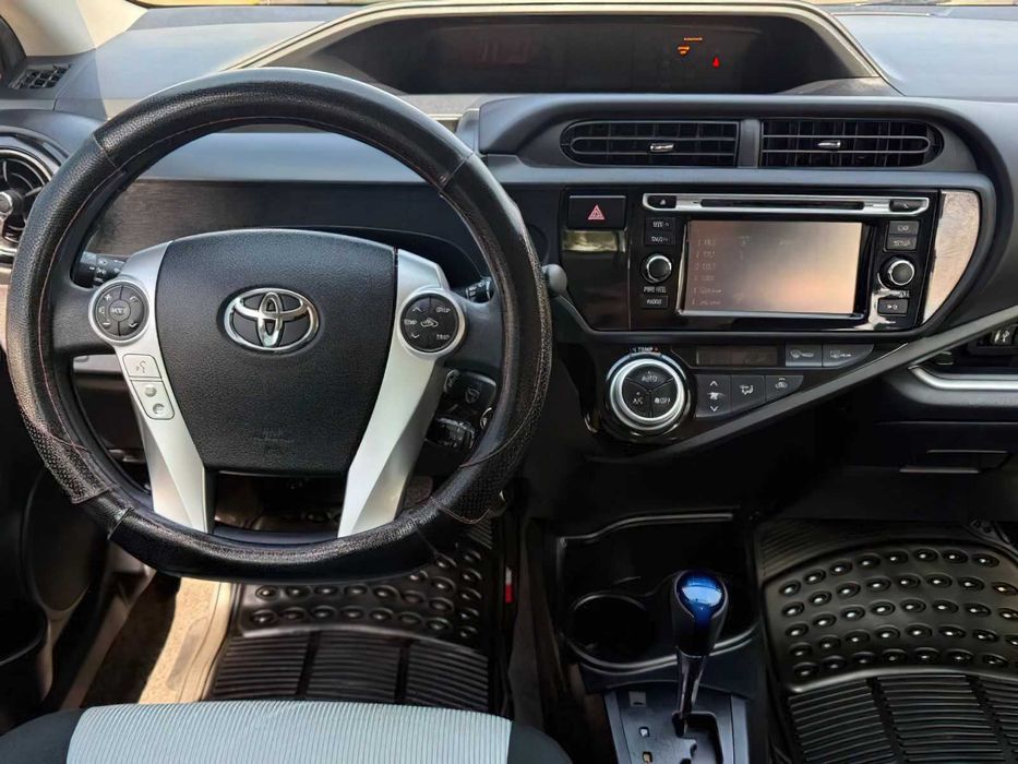 Toyota Prius c      2016