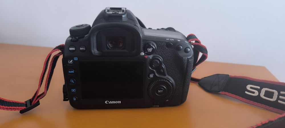 Canon 5d MK iv  + grip original Canon + 3 baterias