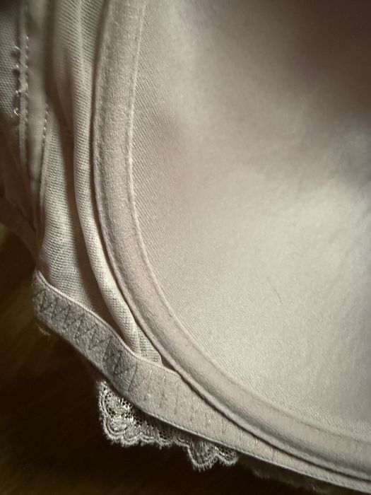 Bezszwowa miseczka 95E/F  koronka biustonosz nowy