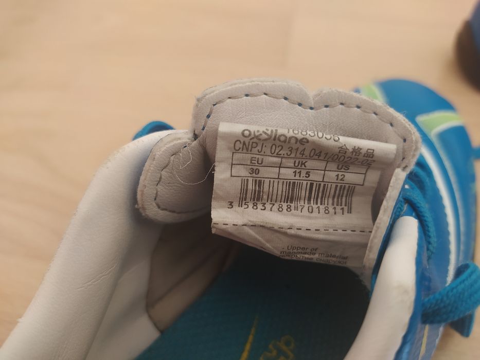 Buty sportowe / korki / śnieżynki - rozm. 30 / 18 cm