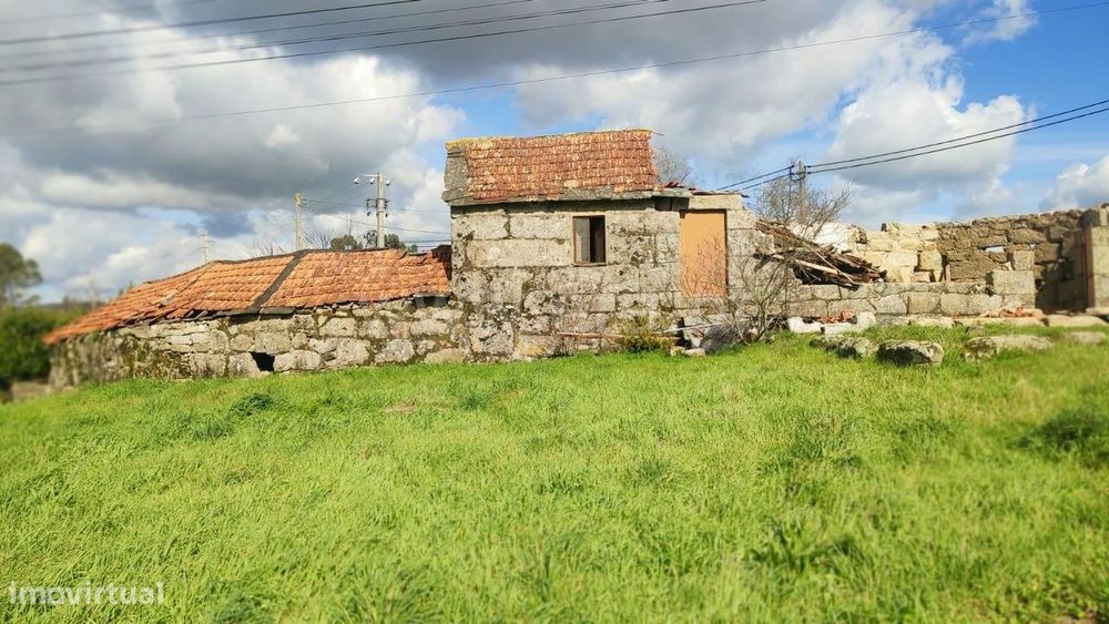 Terreno com ruína em Fonte Arcada, Penafiel