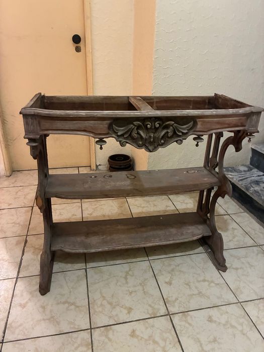 Mesa de madeira esculpida à mão