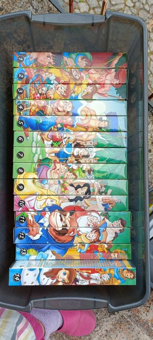 Coleção de cassetes VHS com histórias infantis clássicas, em desenhos