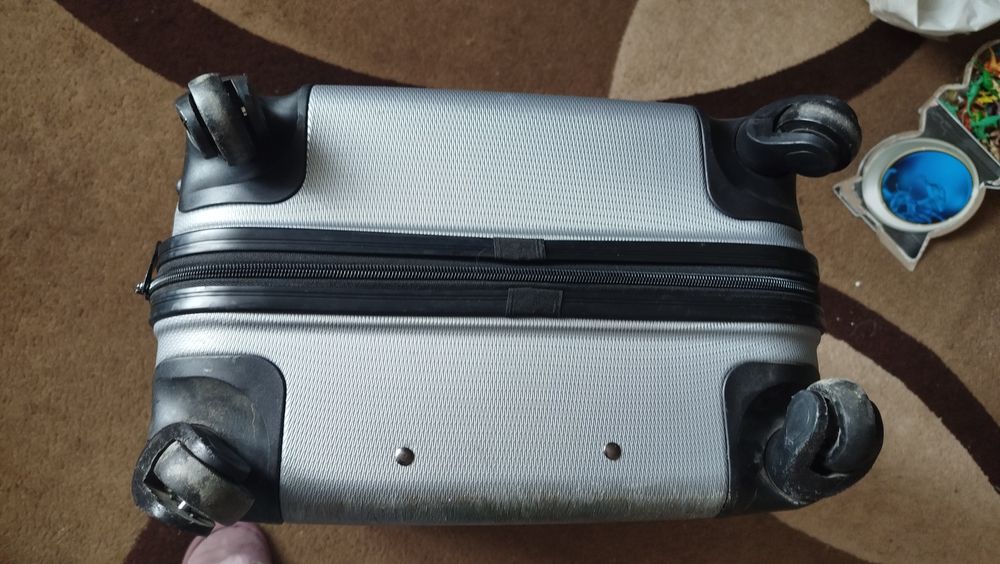 Продам пластикову валізу