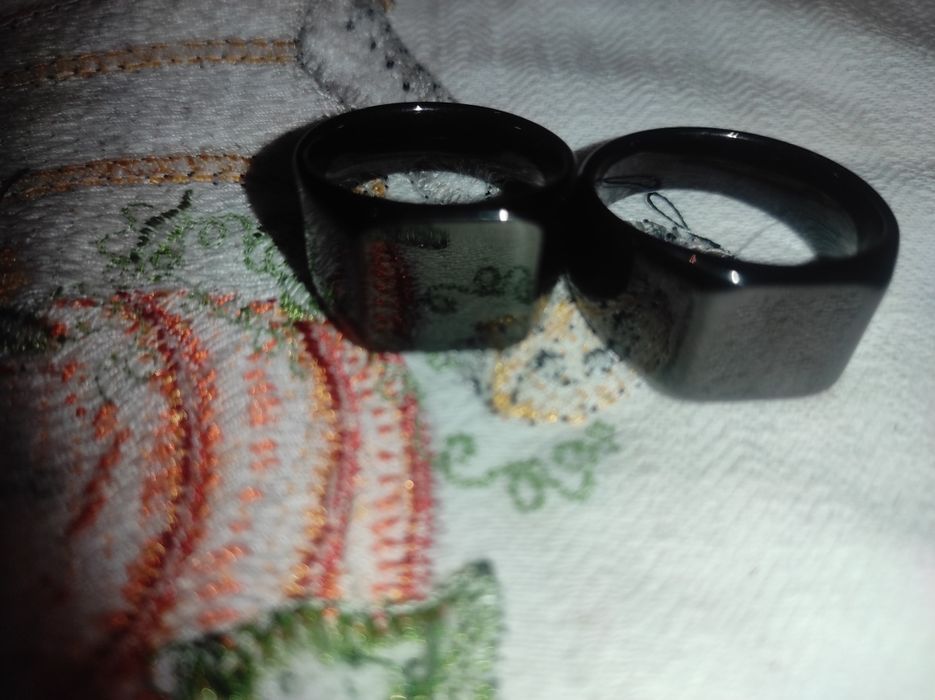 Anéis Pretos e Fios com metades