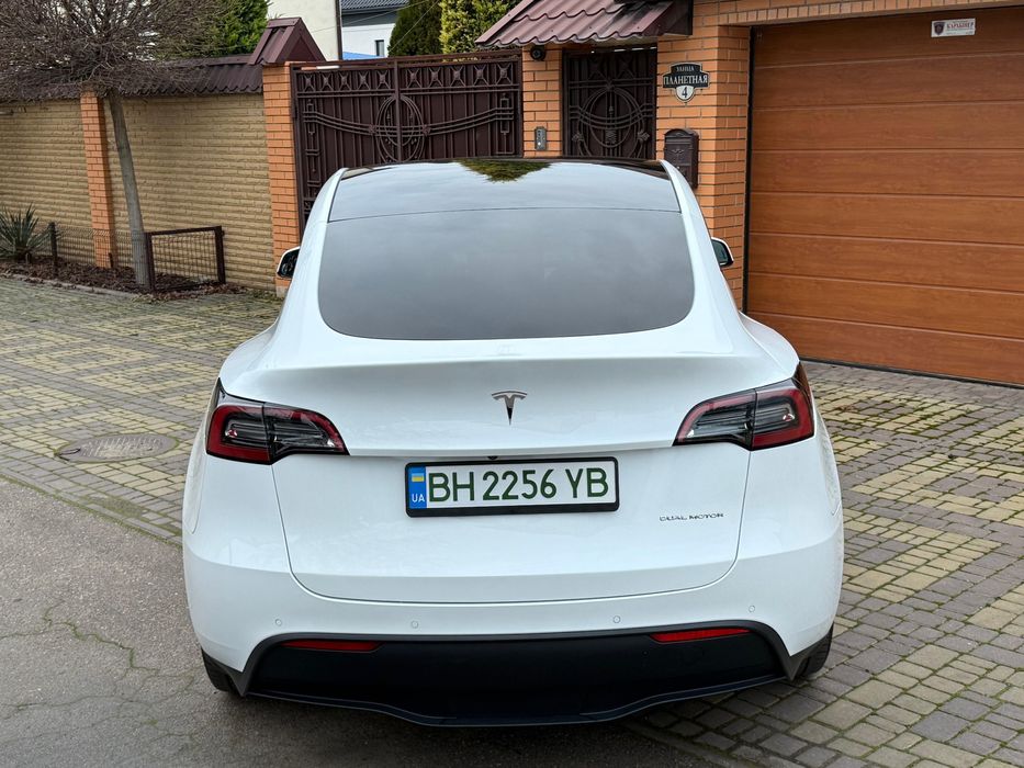 Продаю Tesla model Y