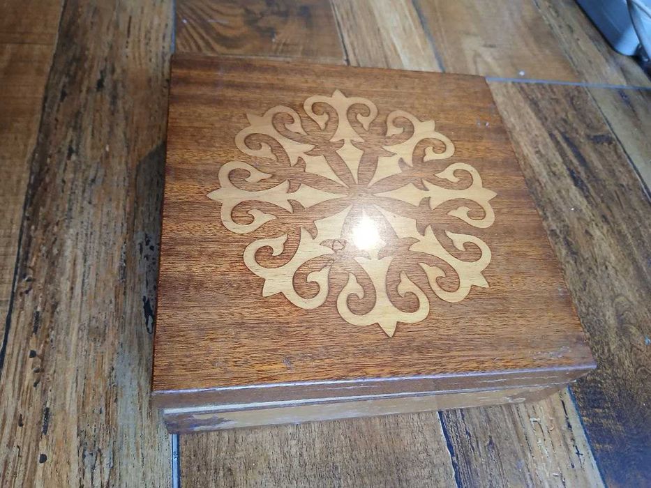 Шкатулка для прикрас старовинна