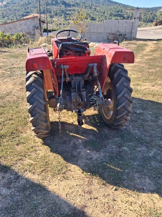 Vende-se trator.