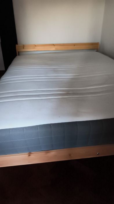 Vendo cama casal, com estrados e colchão + cómoda 04 gavetas.