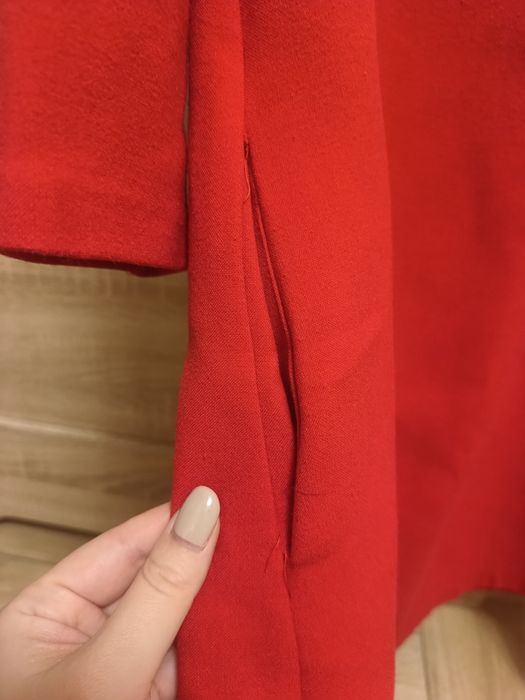 Damska czerwona sukienka na 3/4 rękaw z wycięciem marka Norbi