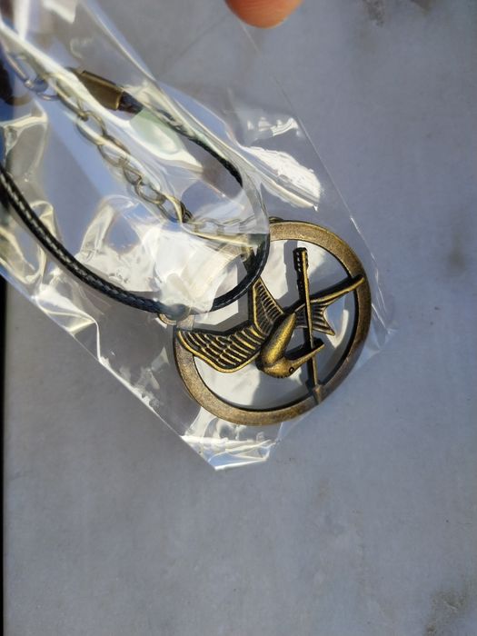 Jogos da Fome colar mimo gaio The Hunger Games mockingjay necklace NEW