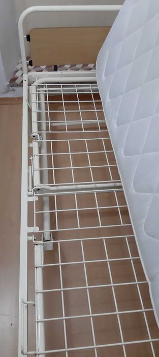 Cama articulada manual em ferro com colchão incluído 90x200