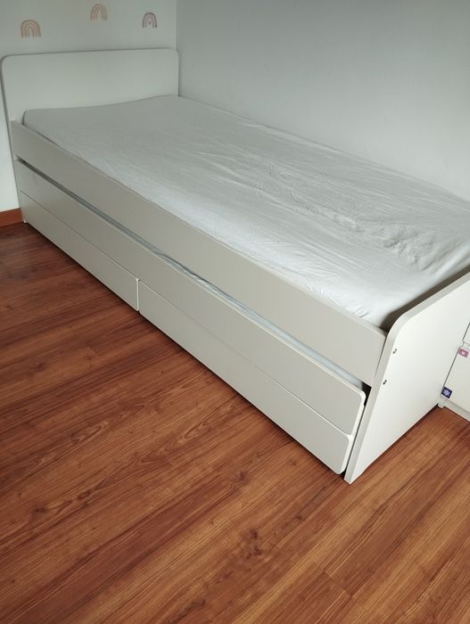 Cama dupla com gaveta e arrumação IKEA