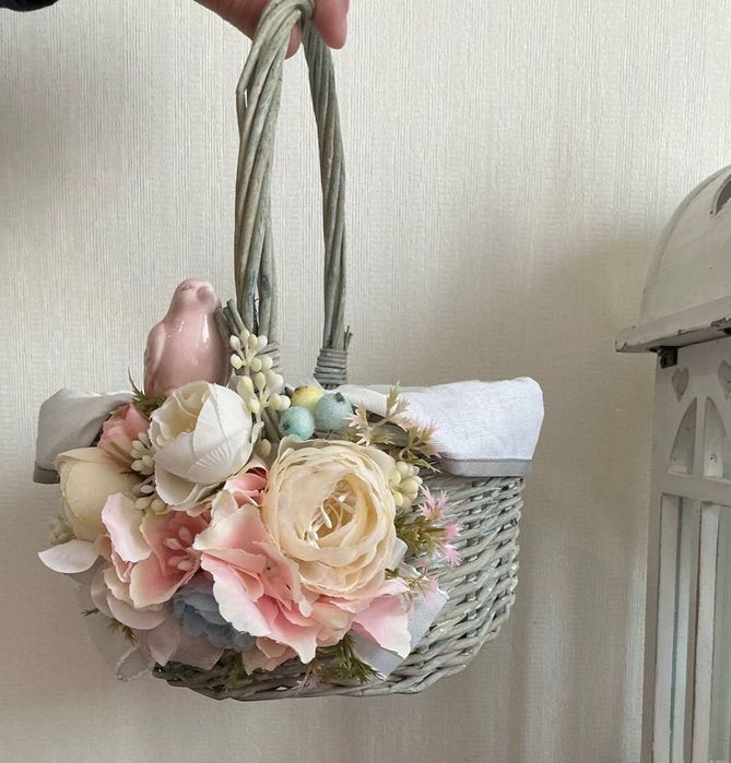 Святкові корзини задекоровані квітами