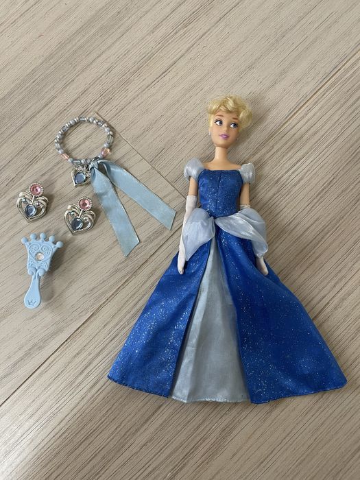 Cinderela com alguns acessórios - Disney