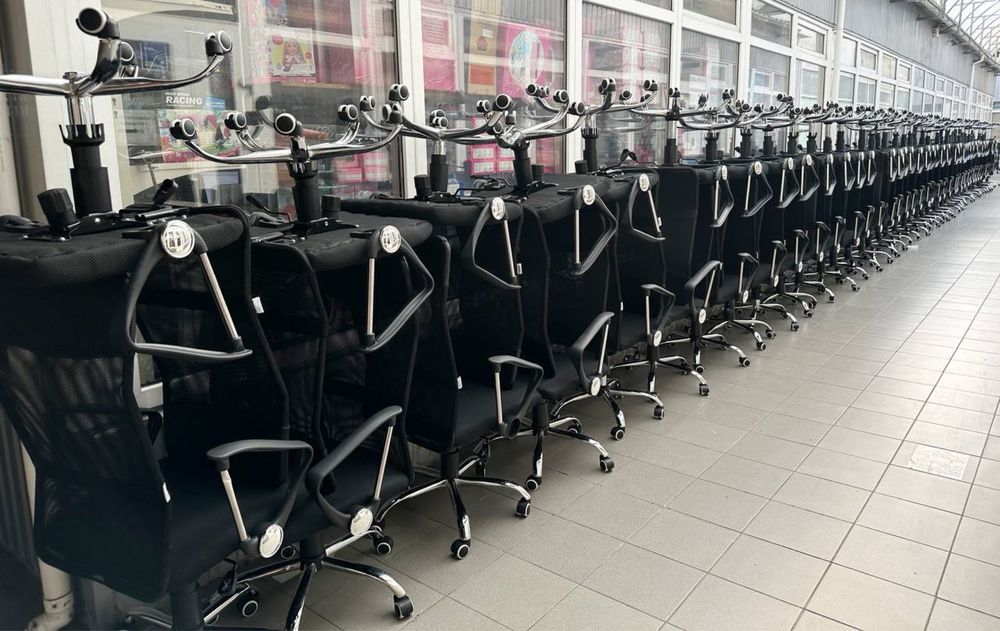 Продаж офісних меблів багато, крісла, стільці, шафи, стелажі, тумби, дивани дошки
