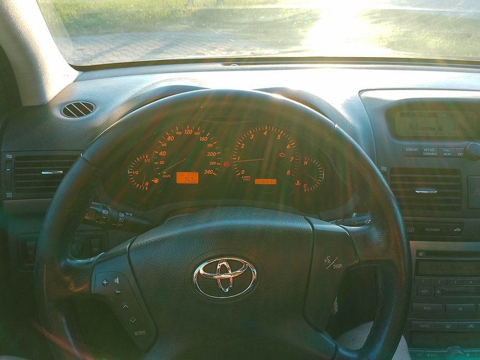 Toyota Avensis 2.0 benz 2004