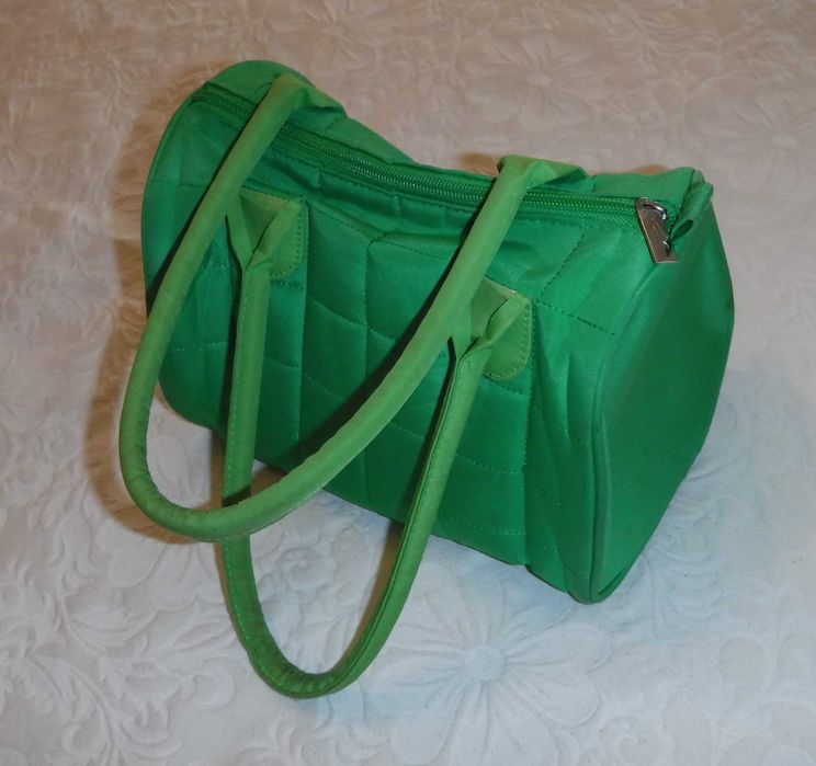 Mala verde, tecido acolchoado
